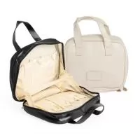 Nécessaire em couro sintético com zíper, ideal para quem busca praticidade e organização no dia a dia. Com design sofisticado, conta com oito bolsos, divisórias internas bem distribuídas e duas alças de mão para facilitar o transporte. Possui área personalizada para a marca do seu cliente, tornando-se um brinde funcional e elegante.  Um brinde exclusivo e sofisticado da Youdu Brindes, perfeito para eventos e ações promocionais.