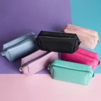  Necessaire PU impermeávelNecessaire PU impermeávelNecessaire PU impermeávelNecessaire PU impermeávelNecessaire PU impermeável 18650 Necessaire PU impermeável  Descrição: Nécessaire de poliuretano resistente à água.  Altura :  10 cm  Largura :  22 cm  Profundidade :  7,5 cm  Medidas aproximadas para gravação (CxL):  8 cm x 15,5 cm  Peso aproximado (g):  64