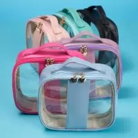 Descrição: Nécessaire de pvc e pu resistente à água, versão média.  Altura :  19 cm  Largura :  22,5 cm  Profundidade :  8 cm  Medidas aproximadas para gravação (CxL):  15,5 cm x 4,8 cm  Peso aproximado (g):  158