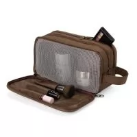 Item indispensável para facilitar viagens e a rotina do dia a dia, perfeita para guardar diversos itens como maquiagens, cremes e produtos de higiene de forma mais organizada. Resistente à água, nossa necessáire possui três compartimentos: um com divisórias, outro com dois bolsinhos e o principal, amplo e com tela, tornando-a ideal para levar desde escova de dente, cremes e até toalhas de mão. Feita em poliéster, ela é compacta cabendo facilmente em mochilas e malas. Ainda possui duas alças, sendo uma de mão e outra para chaves, além de um espaço em material emborrachado, que permite uma personalização exclusiva.  Altura :  14,5 cm  Largura :  25,5 cm  Profundidade :  10 cm