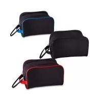 Nécessarie tecido poliéster 600D e detalhe em PVC,cursor duplo para fechamento com alça,trava com velcro,alça de mão,gravação Frontal.