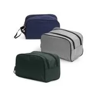 Nécessarie tecido polyester 600D, cursor duplo para fechamento com alça, trava com velcro, alça de mão, gravação Frontal.