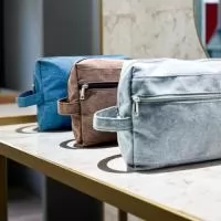 DESCRIÇÃO: NÉCESSAIRE 25X18X10 CM EM LONA TUPI,  FORRO RESINADO 70 COM BOLSO FRONTAL 2  ABERTURAS EM ZÍPER 06, CURSOR PRATEADO
