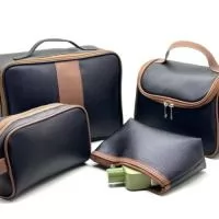 DESCRIÇÃO:  1 NECESSAIRE CABIDEIRA 2 NECESSAIRE 1 FRASQUEIRA