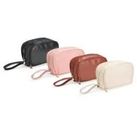 Nécessaire de Couro Sintético – Organização com Estilo ?  Prática, resistente e elegante, esta nécessaire é a escolha ideal para quem busca organização no dia a dia ou em viagens. Produzida em couro sintético resistente à água, oferece três compartimentos funcionais:  Principal: espaçoso, para itens maiores.  Secundário: bolso de tela com zíper e divisórias, perfeito para acessórios e maquiagens.  Terceiro compartimento: quatro bolsos (dois em tela e dois cortininha), garantindo ainda mais versatilidade.  Com alça de transporte que facilita o uso, é um acessório indispensável para manter tudo sempre à mão, de forma organizada e sofisticada.  Especificações:  Altura: 16,5 cm  Largura: 25 cm  Profundidade: 10,2 cm  Área de gravação: 12 x 20 cm  Peso: 269 g  ???? Ideal para uso pessoal, viagens ou como brinde personalizado de alto valor.