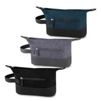 Nécessaire com detalhes em couro sintético, tecido poliéster 600D,alça de mão, bolso externo, botões laterais extensor, gravação Frontal.