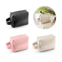 Necessaire de cosméticos em PU (21% de PU reciclado e 30% poliéster reciclado), com interior forrado em poliéster 100% reciclado. Bolsa espaçosa com pega lateral para facilitar o transporte. 