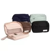 Necessaire em poliéster. Possui três áreas de armazenamento: um bolso superior em malha, um compartimento central com zíper para itens maiores e três bolsos organizáveis para fácil acesso; um bolso inferior em malha para guardar objetos mais volumosos e ainda contém um bolso externo com menos espaço, mas ideal para carregar itens menores. Contém um espaço com material emborrachado, que permite uma personalização exclusiva.