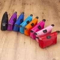 Descrição: Nécessaire impermeável de poliéster com detalhes em couro sintético e parte interna com revestimento emborrachado, possui um “botão” no detalhe do couro frontal.  Altura :  11 cm  Largura :  18,3 cm  Medidas aproximadas para gravação (CxL):  8 cm x 15 cm