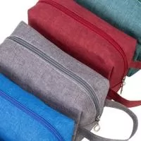 Descrição: Nécessaire multiuso em nylon resistente à água, fechamento em zíper e alça lateral de mão.  Altura :  12,5 cm  Largura :  20 cm  Profundidade :  7,5 cm  Comprimento :  alça: 11 cm  Medidas aproximadas para gravação (CxL):  11 cm x 19 cm