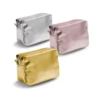 Bolsa multiusos em PVC com zíper. Prática e compacta ideal para uso diário ou em viagem. Disponível em cores metalizadas. 140 x 95 x 70 mm