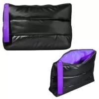 Tecido Cirré Puffer preto com forro de nylon sublimável, proporcionando estilo e personalização. Conta com zíper tratorado preto para maior durabilidade, alça de mão em fita de 2 cm para conforto e praticidade, além de aviamentos plásticos pretos que garantem um acabamento sofisticado e funcional.