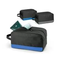 Nécessaire em poliéster 600D com alça de mão e interior forrado. Disponível em várias cores. Gravação da logomarca em 1 cor já incluso.