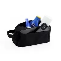Nécessaire de nylon com alça lateral e compartimento frontal. Gravação da logomarca em 1 cor já inclusa.