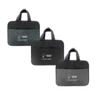 Nécessaire em nylon Oxford tem boa durabilidade no uso diário ou em viagens. O gancho em alumínio integrado possibilita pendurar a nécessaire aberta em barras, cabides ou suportes, facilitando o acesso aos produtos armazenados. A disposição dos materiais permite organização funcional de itens de higiene, cosméticos e pequenos acessórios.