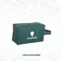 Nécessaire multiuso em nylon resistente à água, fechamento em zíper e alça lateral de mão.