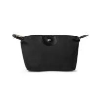 Nécessaire em tecido nylon oxford, resistente a água com detalhes em couro sintético e parte interna com revestimento emborrachado, elegância e simplicidade no mesmo item. Possui um detalhe circular brilhante no couro frontal.