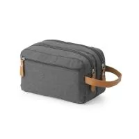 Nécessaire confeccionada em poliéster, com detalhes em couro sintético. Possui três compartimentos com zíper. Na parte interna, contém 5 bolsos, sendo dois de tela, e alça para transporte.
