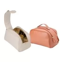 Estilosa e espaçosa, esta nécessaire se destaca com sua abertura diferenciada por zíper duplo. Feita de PU resistente à água, ela oferece um amplo espaço interno e divisórias de elástico para manter tudo organizado.  Altura: 16 cm Largura: 24 cm Profundidade: 13cm Medidas aproximadas para gravação(CxL): 9 cm x 16 cm Peso aproximado(g): 254