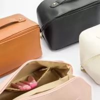 Nécessaire confeccionado em poliuretano (PU) impermeável com abertura em 180 graus que remete ao formato de uma concha. Possui amplo compartimento interno com dois bolsos laterais abertos e um central com fechamento em zíper. Contém uma alça para transporte.  Altura: 13 cm Largura: 23 cm Profundidade: 12 cm Medidas aproximadas para gravação(CxL): 11 cm x 21 cm Peso aproximado(g): 130
