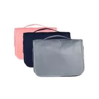 Nécessaire organizadora “travel”. Tecido Sarja, abertura frontal por velcro e alça superior, parte interna com gancho plástico; bolso interno superior de pvc e bolso de tela superior, ambos de zíper; dois bolsos inferiores de zíper, sendo o primeiro com detalhe superior em tela e 3 divisões internas com 3 elásticos para fixação, segundo bolso na parte frontal interna; parte traseira possui um bolso externo. Perfeita para lhe acompanhar em viagens e até mesmo transportar seus itens pessoais do dia a dia com organização e praticidade.  Altura: 19,5 cm Largura: 21,5 cm Profundidade: 8,5 cm Medidas aproximadas para gravação(CxL): 7 cm x 22 cm Tamanho total aproximado (CxL): Aberta 43 cm Peso aproximado(g): 160