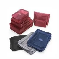 Kit necessaire com 6 peças confeccionadas em nylon. O cojunto de necessaires possui tamanhos diferenciados, sendo 3 unidades com: alça para transporte, zíperes com pegadores emborrachados, parte frontal com malha de nylon e plaquinha emborrachada para personalização; possui também 3 unidades de necessaires em nylon inteiramente lisas.  Medidas aproximadas para gravação(CxL): Necessaire 1 Tamanho total aproximado (CxL): Necessaire 1 Peso aproximado(g): 193
