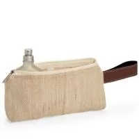 Nécessaire compacto feito em juta, alça de mão lateral em bidim e fechamento em zíper.  Altura :  9 cm  Largura :  21 cm  Profundidade :  3 cm
