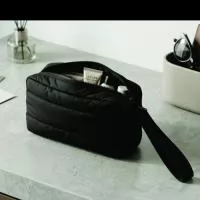 Se você busca praticidade sem abrir mão do estilo, a Necessaire Travel Puffer é o acessório que faltava no seu dia a dia. Pensando em atender perfeitamente sua preferência ou identidade visual, ela é fabricada em qualquer cor de sua escolha. Com um design moderno, minimalista e excelente acabamento acolchoado estilo puffer, combina muito bem com qualquer ambiente — seja na bancada do banheiro, na mochila da academia ou na mala de viagem. Espaçosa e muito leve, foi desenvolvida com materiais de alta qualidade e costuras reforçadas para garantir máxima durabilidade. Seu compartimento principal amplo facilita a organização de itens de higiene pessoal, cosméticos, remédios ou acessórios eletrônicos de forma rápida. Conta com zíper resistente de abertura suave que mantém seus pertences totalmente seguros durante o transporte. É o modelo unissex ideal para quem viaja, treina ou precisa de organização na rotina. Praticidade completa!