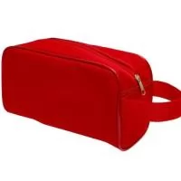 FICHA TÉCNICA – NECESSAIRE PROMOCIONAL Descrição do Produto  Necessaire promocional desenvolvida para organização e transporte de itens pessoais, higiene, maquiagem ou pequenos acessórios. Produto ideal para brindes corporativos, kits promocionais, eventos e ações de marketing.  Especificações Técnicas Produto: Necessaire personalizada promocional Material externo: Oxford, nylon, lona, poliéster ou PVC cristal Material interno: Forro em nylon, TNT ou material impermeável (opcional) Estrutura: Maleável ou semi-rígida Fechamento: Zíper de nylon ou metal reforçado Acabamento: Costura reforçada e acabamento interno limpo Formato: Retangular, quadrado, cilíndrico ou personalizado. Medidas (padrão) Pequena: 18 x 10 x 8 cm Média: 22 x 12 x 10 cm Grande: 25 x 15 x 12 cm (Medidas podem ser personalizadas conforme necessidade do cliente). Personalização Silk screen (serigrafia) Sublimação total ou parcial Transfer digital Bordado (em modelos específicos)..