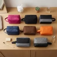 Surpreenda seus clientes e colaboradores com a Necessaire Executiva Renova Gifts em poliéster resistente à água. Um brinde corporativo unissex, compacto e sofisticado, ideal para campanhas promocionais, kits de integração (onboarding), eventos e ações de fidelização de marcas.  Principais benefícios para sua campanha: • Poliéster de alta resistência e fácil limpeza. • Excelente área para personalização da sua marca. • Alça lateral que confere praticidade ao brinde. • Versátil: útil para cosméticos, higiene pessoal ou eletrônicos. • Design neutro (unissex) com alto valor percebido.  Especificações técnicas: • Marca: Renova Gifts • Material: Poliéster durável • Compartimentos: 1 funcional • Dimensões: 16 x 6,5 x 10 cm • Diferencial: enviada compactada para otimizar o frete do lote. • Garantia: 30 dias de fábrica.
