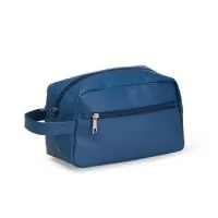 Nécessaire confeccionado em couro sintético impermeável. Possui compartimento principal com fechamento em zíper, além de um bolso frontal externo, alça de mão e duas alças menores para fixação de chaveiro ou gancho.