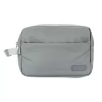 Nécessaire em poliuretano (PU) impermeável  com alça lateral em nylon e fechamento em zíper. Possui compartimento principal com bolso de zíper e visor em PVC para itens úmidos, além de quatro divisórias elásticas. Apresenta compartimento frontal com fechamento em zíper e plaquinha personalizável fixa em couro sintético obtido a partir de PU. 17,5 x 25 x 8,5cm