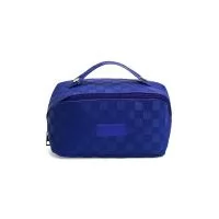 Nécessaire com zíper e couro sintético. Abertura larga, 3 bolsos, 3 compartimentos, alça superior e área de personalização.