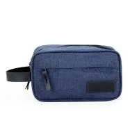 Necessaire confeccionada em poliéster com detalhes em couro sintético, dois compartimentos com zíper, alça para transporte.