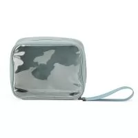 Nécessaire compacta em nylon com viseira de plástico transparente, fechamento em zíper e alça em nylon.