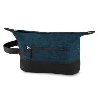 Nécessarie com detalhes em couro sintético, tecido poliéster 600D, alça de mão, bolso externo, botões laterais extensor, gravação Frontal.