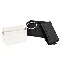 Nécessaire organizadora de bolsa em feltro com 540 g/m² de gramatura. Possui compartimento removível em velcro com fechamento em zíper e 11 bolsos de tamanhos diferentes, sendo dois na parte externa e outros nove distribuídos no interior. Acompanha alça removível com mosquetão metálico. Gravação da logomarca em 1 cor já incluso.