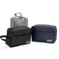 Nécessaire em poliuretano (PU) impermeável com alça lateral em nylon e fechamento em zíper. Possui compartimento principal com bolso de zíper e visor em PVC para itens úmidos, além de quatro divisórias elásticas. Apresenta compartimento frontal com fechamento em zíper e plaquinha personalizável fixa em couro sintético obtido a partir de PU. Gravação da logomarca em 1 cor já incluso.
