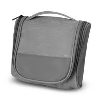 "Necessaire confeccionada em poliéster 300D no material externo e poliéster 210D/Mesh no material interno. Fechamento por zíper e divisórias internas. Capacidade de 1,7L &nbsp
