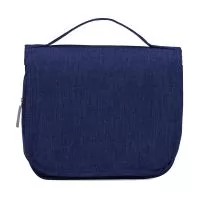 Nécessaire confeccionado em Nylon Oxford resiste à água. Possui compartimento principal com visor em tela de nylon e outros dois em formatos distintos: um em PVC com fechamento em zíper e outro em tela respirável de nylon. Conta ainda com gancho plás