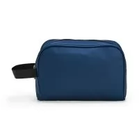 Nécessaire em couro sintético impermeável com fechamento em zíper e alça lateral confeccionada em nylon.