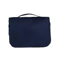 Necessaire organizadora ?travel?. Tecido Sarja, abertura frontal por velcro e alça superior, parte interna com gancho plástico bolso interno superior de pvc e bolso de tela superior, ambos de zíper dois bolsos inferiores de zíper, sendo o primeiro co