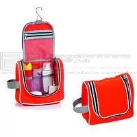 Necessaire Cabideira em Oxford, com um bolso interno com fechamento em ziper, três bolsos internos em tela e gancho para pendurar, alça de mão na lateral com fita lisa 30mm e acabamento em ziper e gorgurão - Dimensoes:   23x 20 x 9 cm