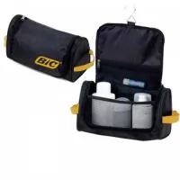 Somos fabricantes! Produzimos essa necessaire com divisórias e cabide para pendurar em qualquer combinação de cores. Produzida em nylon 600, possui bolso interno telado com fechamento por zíper, 3 divisórias com elástico, cabide e alças laterais, forrada e com acabamentos internos. Ótimo produto que divulgará sua marca por muito tempo.