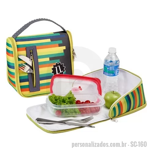 Nécessaire térmica personalizado - Porta marmita com interior de propriedade térmica que mantêm alimentos e bebidas bem conservados, frescos e em temperatura ideal. Uma excelente maneira de presentear funcionários, colaboradores ou parceiros da sua empresa com um brinde de funcionalidade diária.  Aqui na Rampazzo, além de nos preocuparmos com a praticidade de nossos produtos, pensamos nos detalhes estéticos com muito cuidado também para que cada brinde corporativo traga o estilo e DNA de sua marca. Por isso nossa cartela de cores é vasta, com inúmeras combinações, mix de estampas e arte exclusiva com impressão de alta qualidade. Conheça nosso trabalho solicitando uma amostra virtual já personalizada com sua logomarca!