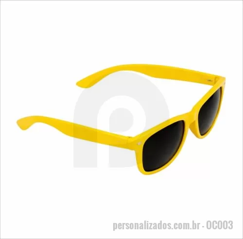 Óculos de sol personalizado - Óculos de sol modelo Wayfarer com proteção UV 400, fabricados em polipropileno, com peso de 21 gramas, largura de 14,5 cm, altura de 4,9 cm e haste aberta de 13,5 cm, garantindo leveza, resistência e encaixe confortável para uso contínuo. Seu formato