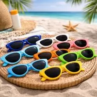 Óculos de sol modelo gatinho produzidos em polipropileno, com peso de 21 gramas, largura total de 15,0 cm, altura de 4,2 cm e haste aberta de 13,5 cm, apresentando estrutura leve e confortável que se ajusta bem ao uso prolongado. Seu design moderno c
