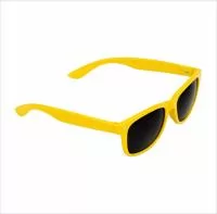 Óculos de sol modelo Wayfarer com proteção UV 400, fabricados em polipropileno, com peso de 21 gramas, largura de 14,5 cm, altura de 4,9 cm e haste aberta de 13,5 cm, garantindo leveza, resistência e encaixe confortável para uso contínuo. Seu formato