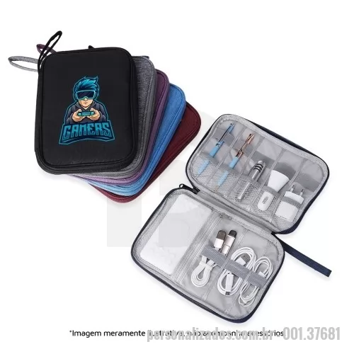 Organizador de cabo personalizado - Estojo para kit tecnológico a prova d’água de poliéster possui 5 compartimentos com elástico e uma pequena tela de proteção, 3 elásticos centralizados, um bolso de tela com zíper e uma alça de mão.   Obs : Imagens meramente ilustrativas, não acompanham acessórios.
