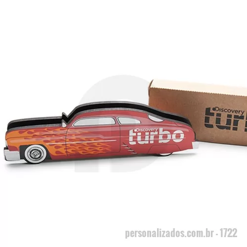Organizador de chaves personalizado - Peça produzida em madeira MDF ecológica de 6 mm, cortada a laser, com 4 pontos magnéticos para fixação das chaves, com suporte para correspondências. Formato 24,5 x 7 x 2,8 cm acondicionado em caixa de papel kraft. A personalização é feita em Dgital 4x0 cor no porta chaves e em silkscreen 1 cor na caixa. Acompanha fita adesiva de alta resistência para fixação direta na parede lisa e 4 argolas de aço para chaveiro..